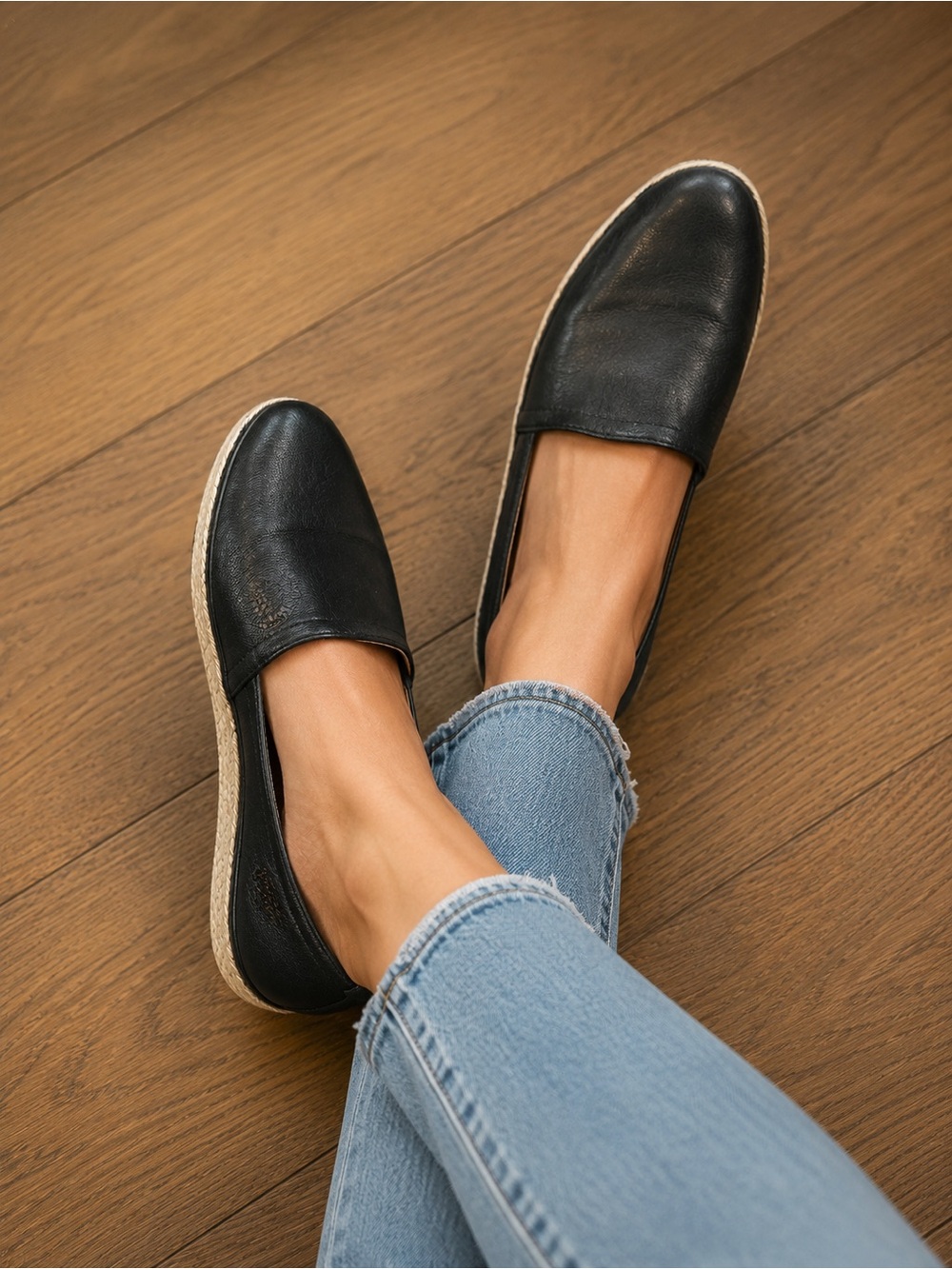 Fitflop Black Leather Slip-On Flats with Contrast Sole
